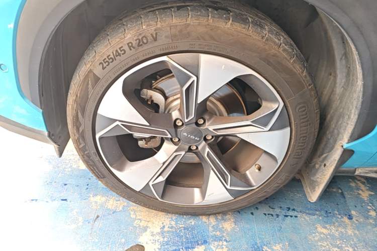 Used AION V 2021 Plus 90 Ultra-Long Range Version Ternary Lithium Left Front Wheel Hub