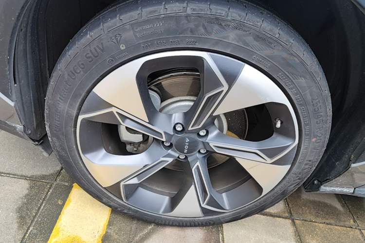 Used AION V 2021 Plus 80 Smart Edition Ternary Lithium Left Front Wheel Hub