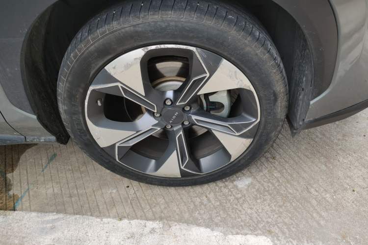 Used AION V 2021 Plus 80 Smart Edition Ternary Lithium Right Front Wheel Hub