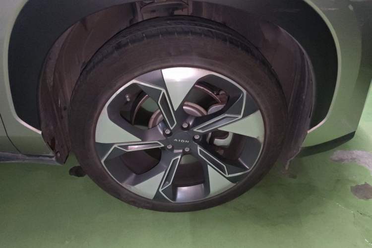 Used AION V 2021 Plus 80 Smart Technology Edition Ternary Lithium Right Front Wheel Hub