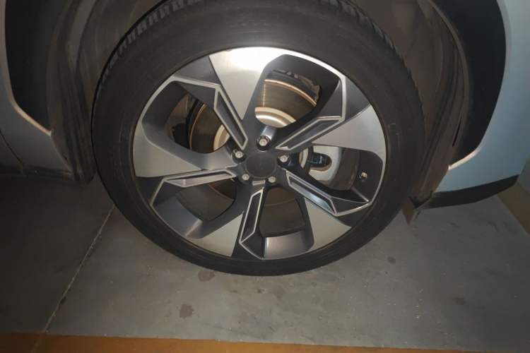 Used AION V 2021 Plus 80 Smart Edition Ternary Lithium Right Front Wheel Hub