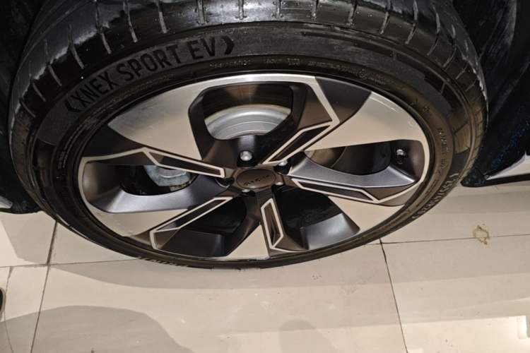 Used AION V 2021 Plus 80 Smart Technology Edition Ternary Lithium Left Front Wheel Hub