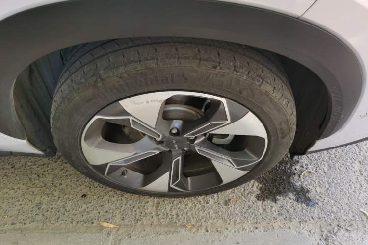 Used AION V 2021 Plus 80 Pilot Intelligent Driving Edition Ternary Lithium Right Front Wheel Hub
