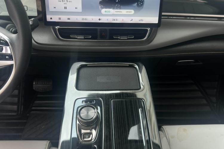 Used AION V 2021 Plus 70 Super Fast Charging Version Ternary Lithium Audio And AC Panel