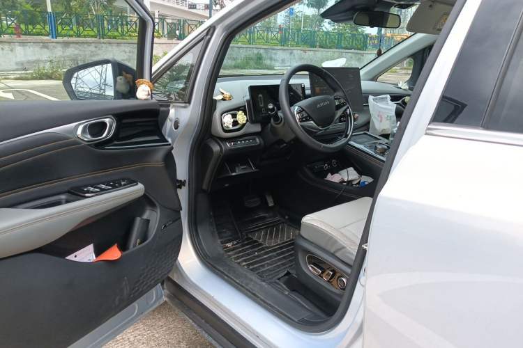 Used AION V 2021 Plus 70 Super Fast Charging Version Ternary Lithium Interior 3