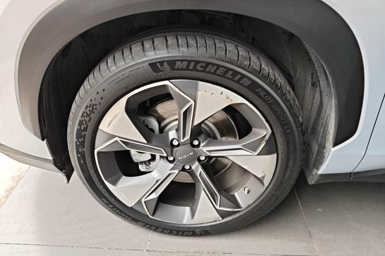 Used AION V 2021 Plus 70 Super Fast Charging Version Ternary Lithium Left Front Wheel Hub
