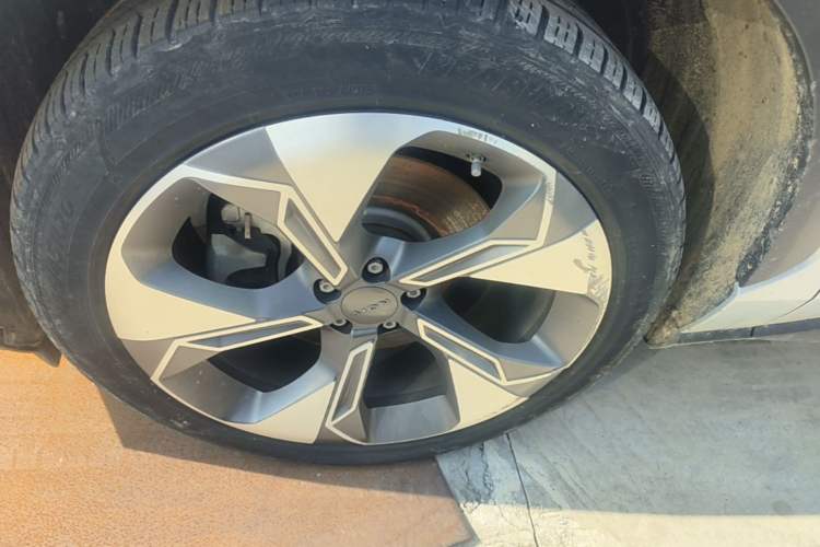 Used AION V 2021 Plus 80 Smart Technology Edition Ternary Lithium Left Front Wheel Hub