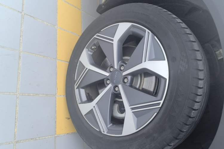 Used AION V 2021 Plus 80 Smart Technology Edition Ternary Lithium Left Front Wheel Hub