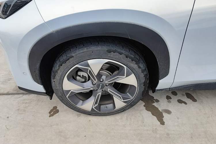Used AION V 2021 Plus 80 Pilot Intelligent Driving Edition Ternary Lithium Left Front Wheel Hub
