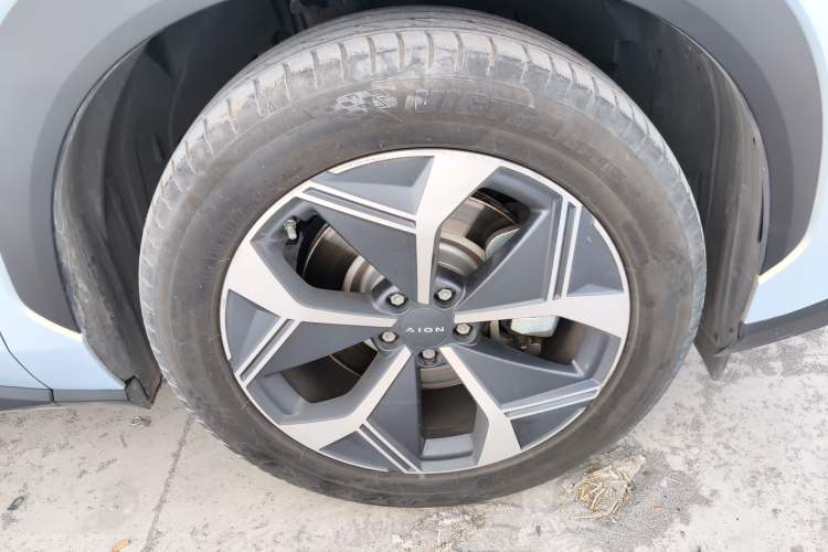 Used AION V 2021 Plus 70 Smart Technology Edition Lithium Iron Phosphate Right Front Wheel Hub