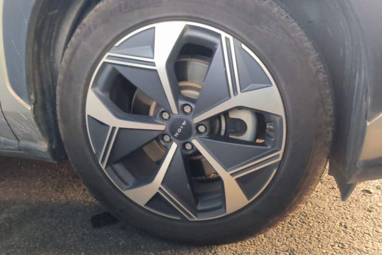 Used AION V 2021 Evolution Edition 70 Intelligent Leading Edition Right Front Wheel Hub