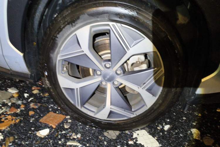 Used AION V 2021 Plus 70 Super Fast Charging Version Ternary Lithium Right Front Wheel Hub