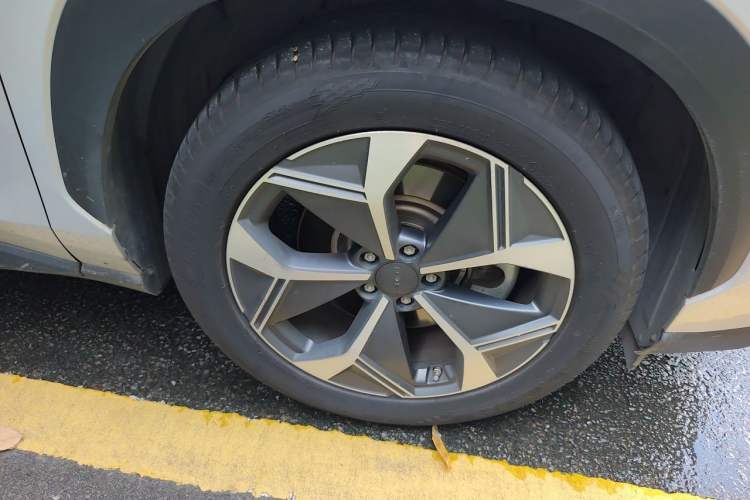 Used AION V 2021 Plus 70 Smart Technology Edition Lithium Iron Phosphate Right Front Wheel Hub