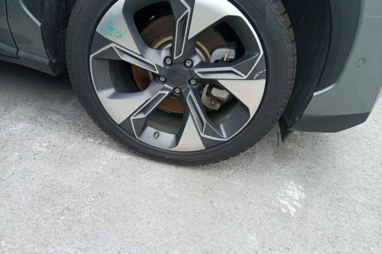 Used AION V 2021 Plus 80 Smart Technology Edition Ternary Lithium Right Front Wheel Hub