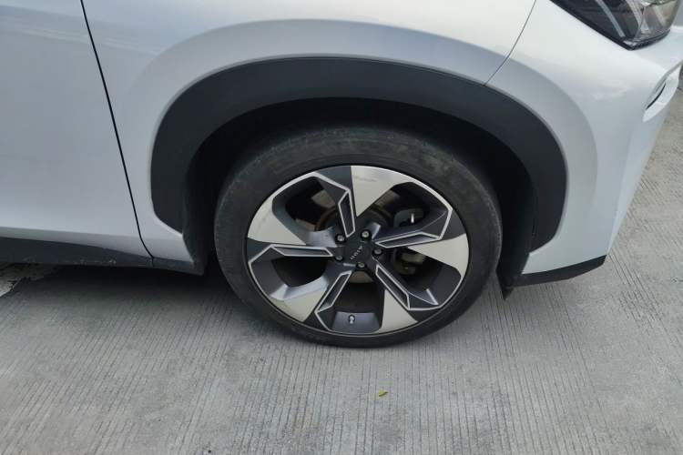 Used AION V 2021 Plus 80 Smart Technology Edition Ternary Lithium Right Front Wheel Hub