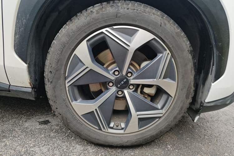 Used AION V 2021 Evolution Edition 70 Smart Tech Version Right Front Wheel Hub