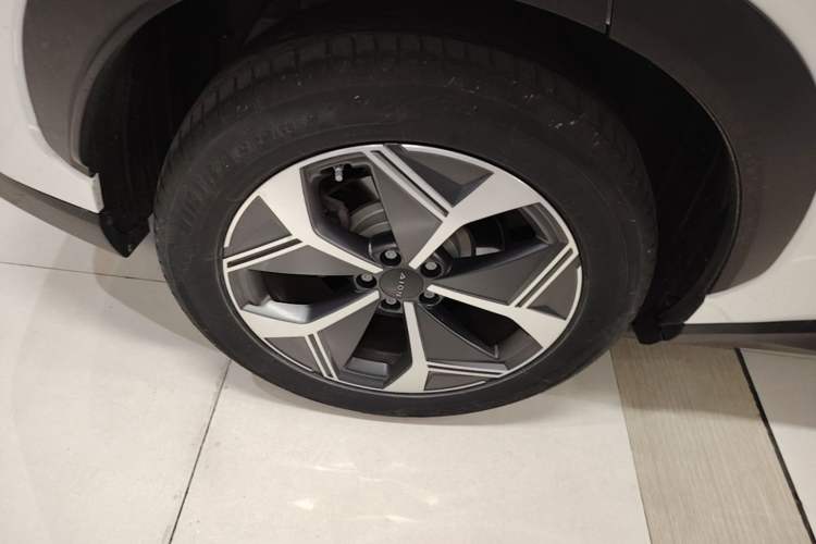 Used AION V 2021 Plus 70 Smart Technology Edition Lithium Iron Phosphate Right Rear Wheel Hub