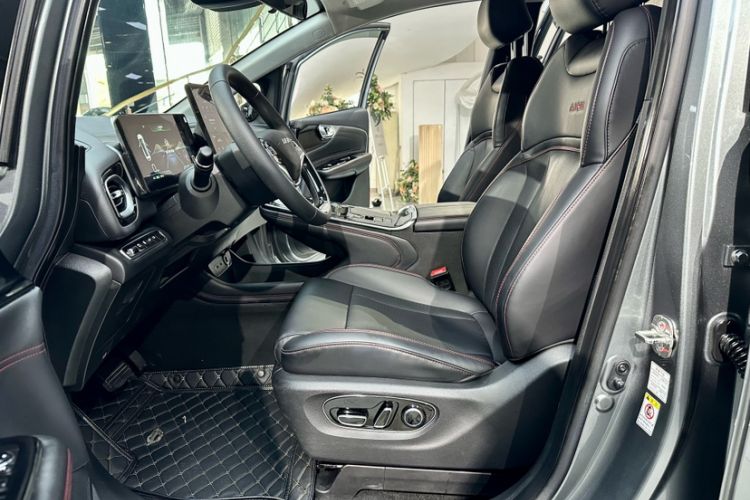 Used AION V 2022 Plus 70 Executive Edition Lithium Iron Phosphate Interior 4