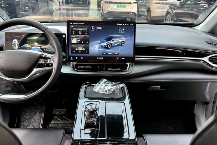 Used AION V 2022 Plus 70 Executive Edition Lithium Iron Phosphate Interior 9
