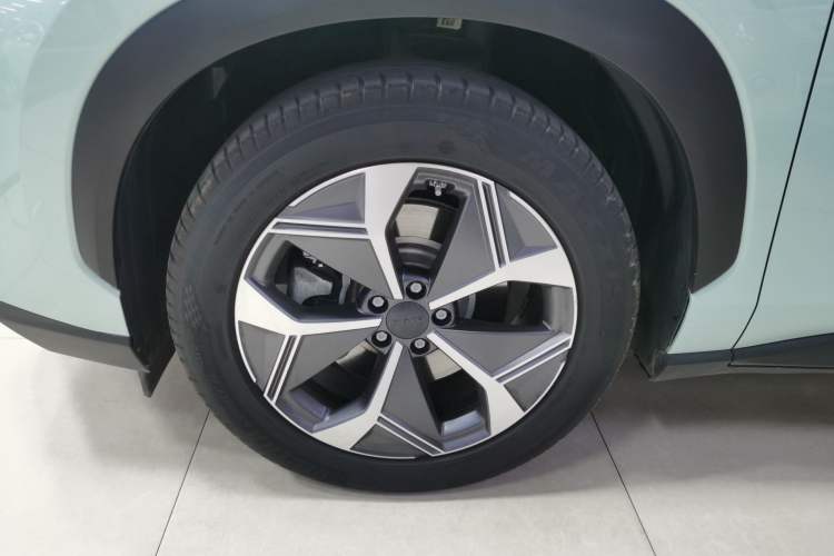 Used AION V 2022 Plus 70 Smart Technology Edition Ternary Lithium Left Front Wheel Hub