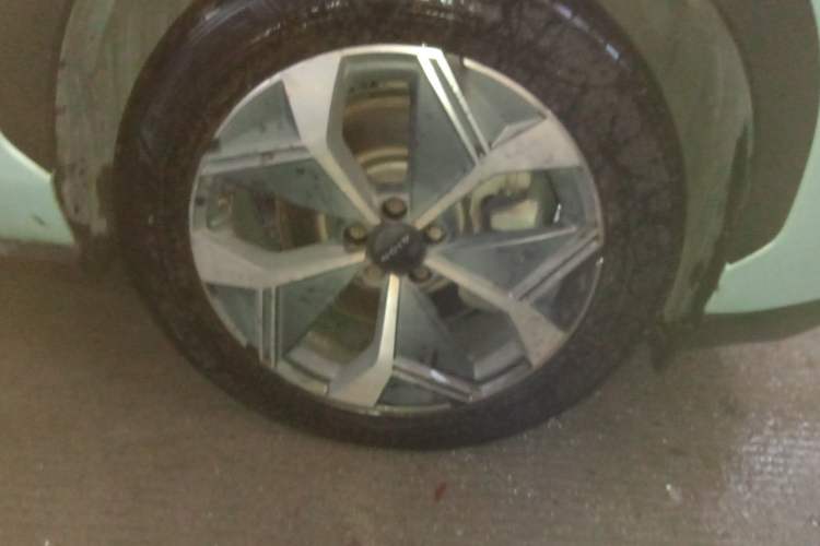 Used AION V 2022 Plus 70 Executive Edition Lithium Iron Phosphate Right Front Wheel Hub
