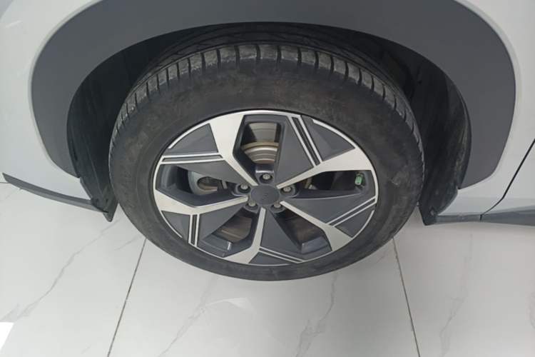 Used AION V 2022 Plus 70 Smart Technology Edition Ternary Lithium Left Front Wheel Hub