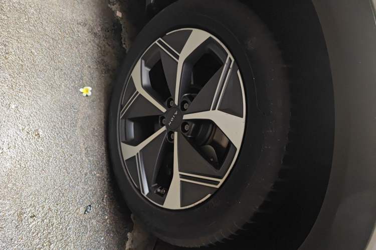Used AION V 2022 Plus 70 Smart Technology Edition Ternary Lithium Right Front Wheel Hub