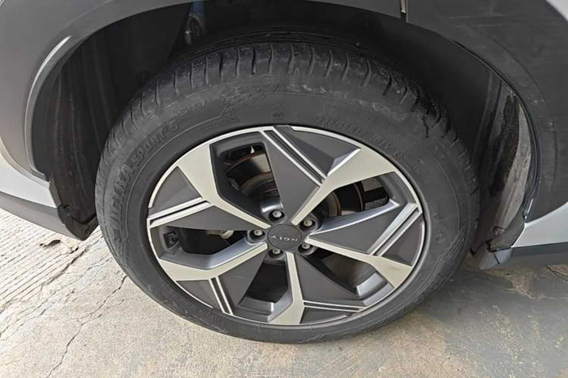 Used AION V 2022 Plus 70 Smart Edition Ternary Lithium Right Rear Wheel Hub