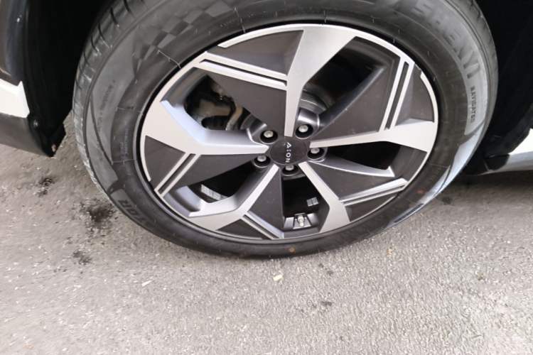 Used AION V 2022 Plus 70 Smart Edition Ternary Lithium Right Rear Wheel Hub