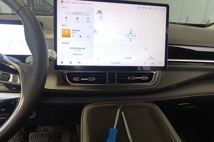 Used AION V 2023 Plus 70 Super Fast Charging Version Ternary Lithium Audio And AC Panel