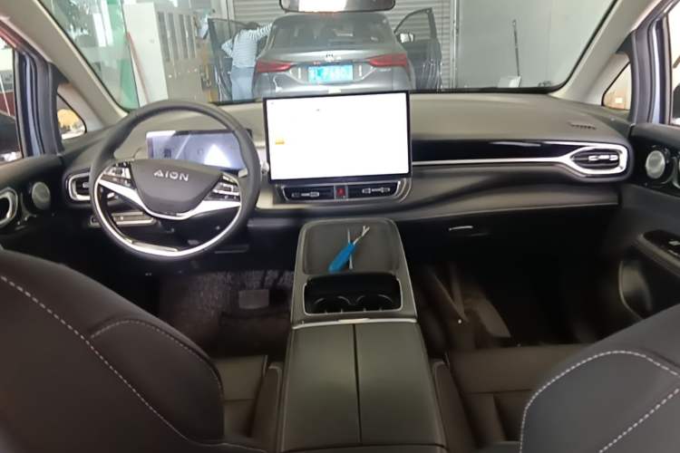 Used AION V 2023 Plus 70 Super Fast Charging Version Ternary Lithium Center Console