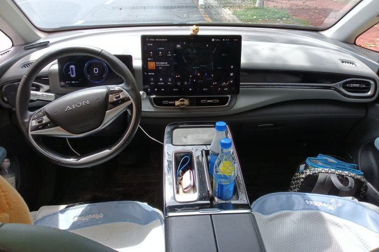 Used AION V 2023 Plus 70 Super Fast Charging Version Ternary Lithium Center Console