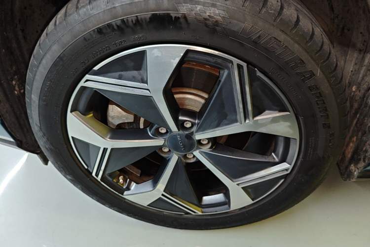 Used AION V 2023 Plus 70 Smart Edition Ternary Lithium Left Front Wheel Hub