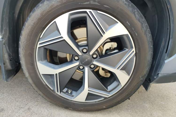 Used AION V 2023 Plus 70 Executive Edition Ternary Lithium Right Front Wheel Hub