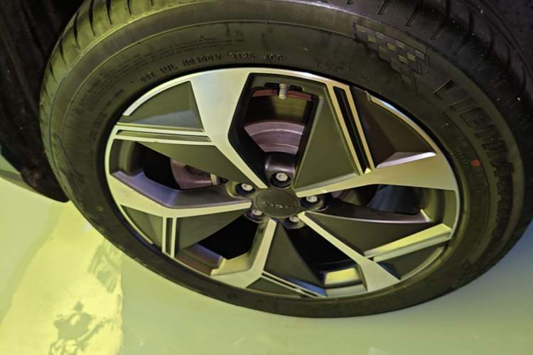 Used AION V 2023 Plus 70 Smart Edition Ternary Lithium Right Rear Wheel Hub