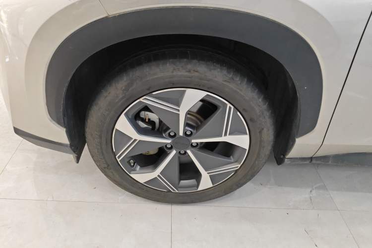 Used AION V 2023 Plus 70 Super Fast Charging Version Ternary Lithium Left Front Wheel Hub