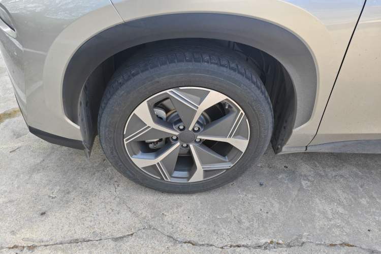 Used AION V 2023 Plus 70 Super Fast Charging Version Ternary Lithium Left Front Wheel Hub
