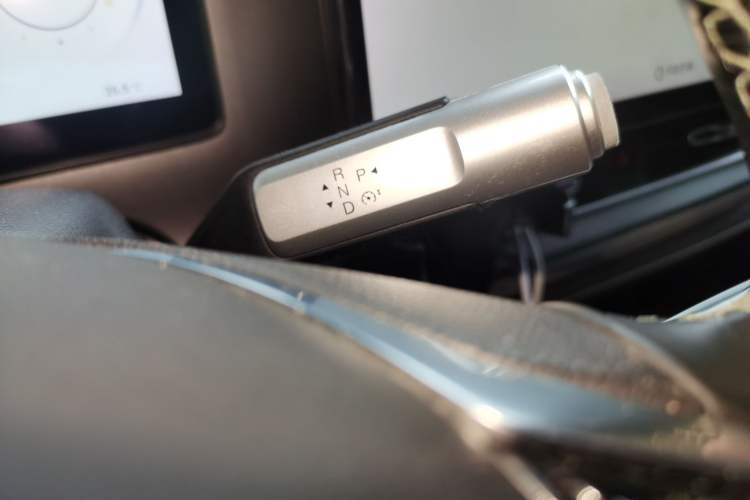 Used AION V 2023 Plus 70 Smart Enjoyment Seven-Seater Edition Ternary Lithium Gear Lever