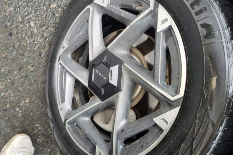 Used AION V 2023 Plus 70 Smart Enjoyment Seven-Seater Edition Ternary Lithium Right Front Wheel Hub