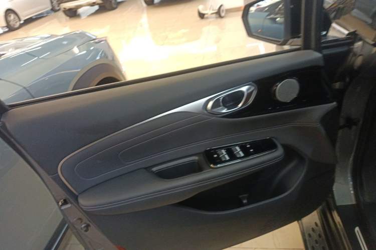 Used AION V 2023 Plus 70 Smart Edition Lithium Iron Phosphate Interior 7