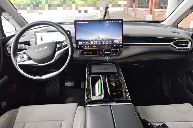 Used AION V 2023 Plus 70 Smart Enjoyment Seven-Seater Edition Ternary Lithium Center Console