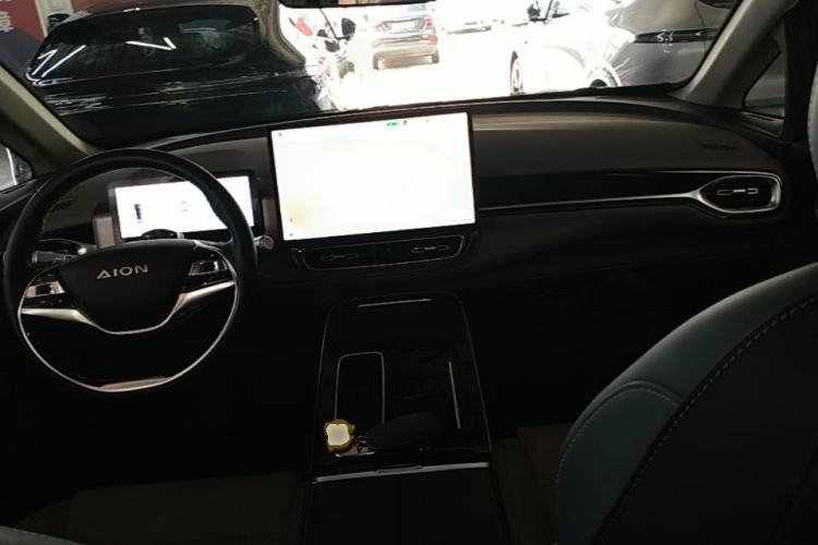 Used AION V 2023 Plus 70 Smart Enjoyment Seven-Seater Edition Ternary Lithium Center Console