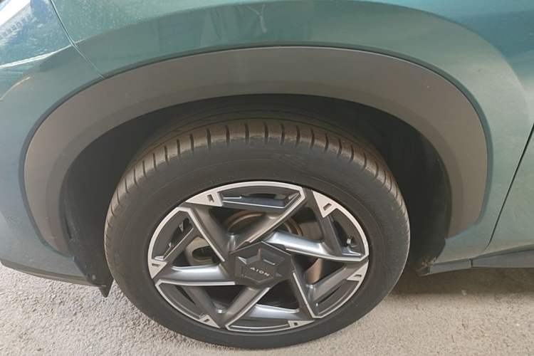 Used AION V 2023 Plus 70 Smart Enjoyment Seven-Seater Edition Ternary Lithium Left Front Wheel Hub
