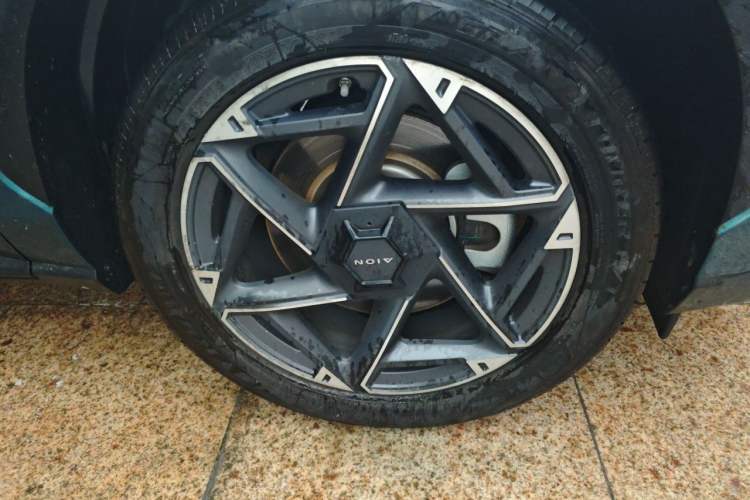 Used AION V 2023 Plus 70 Smart Enjoyment Seven-Seater Edition Ternary Lithium Right Front Wheel Hub