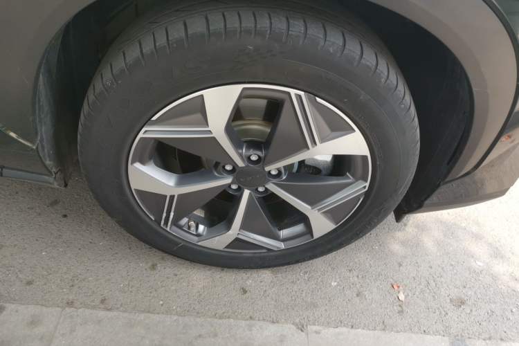 Used AION V 2023 Plus 70 Super Fast Charging Version Ternary Lithium Right Front Wheel Hub