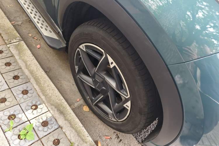 Used AION V 2023 Plus 70 Smart Enjoyment Seven-Seater Edition Ternary Lithium Right Front Wheel Hub