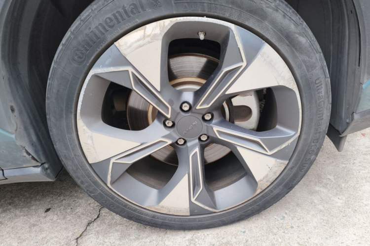 Used AION V 2023 Plus 80 Smart Enjoyment Seven-Seater Edition Ternary Lithium Right Front Wheel Hub