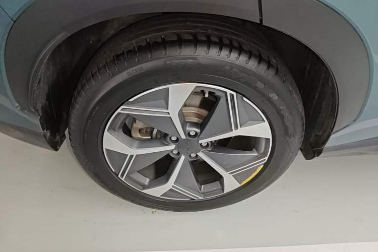 Used AION V 2023 Plus 70 Smart Tech Edition Lithium Iron Phosphate Right Rear Wheel Hub