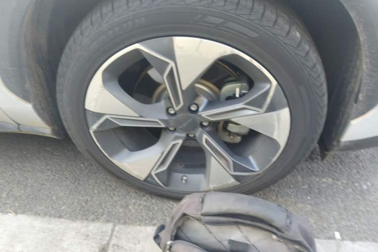Used AION V 2023 Plus 80 Smart Technology Edition Ternary Lithium Right Front Wheel Hub