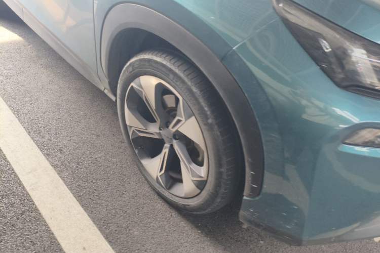 Used AION V 2023 Plus 80 Smart Enjoyment Seven-Seater Edition Ternary Lithium Right Front Wheel Hub